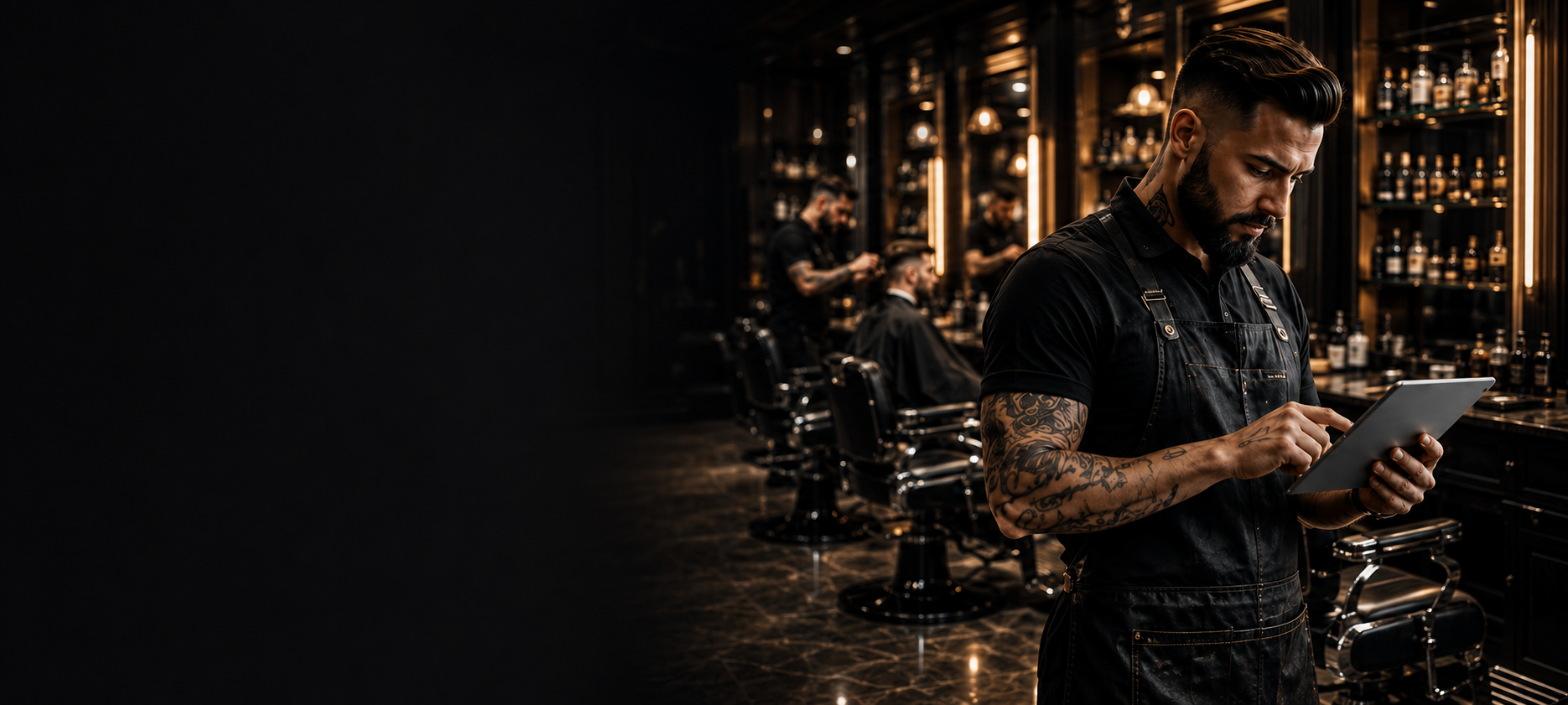 Barbeiro usando um tablet em uma barbearia premium